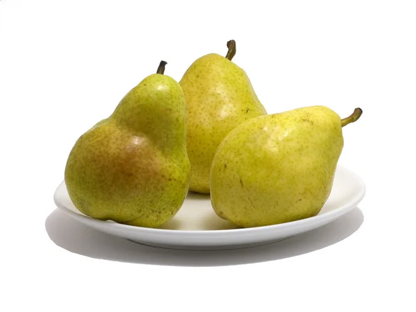 Skålen med gula päron på vit — Stockfoto