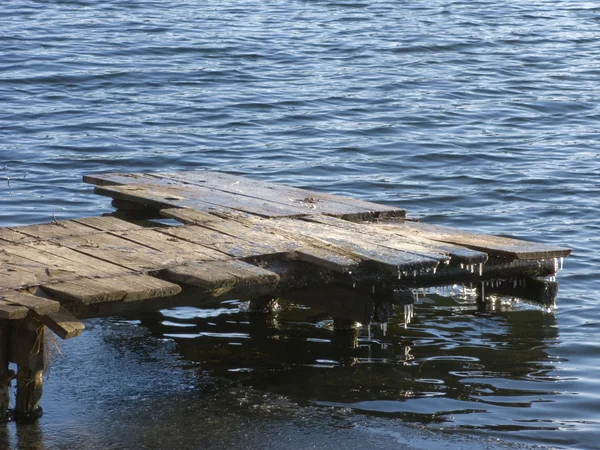 川岸で古い板敷足方法 — ストック写真