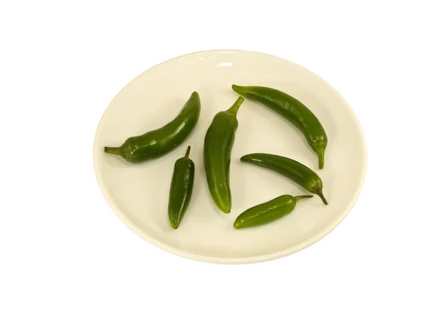 Зеленый перец в белой тарелке — стоковое фото