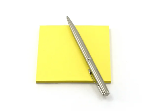 Ручка на чистой желтой бумаге — стоковое фото