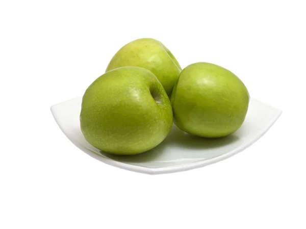 Πράσινα μήλα στο άσπρο πιάτο — Φωτογραφία Αρχείου