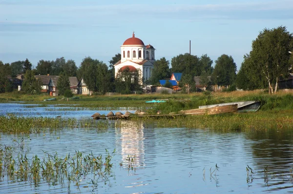Flussufer der antiken Stadt Kargopol — Stockfoto
