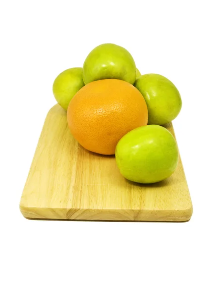 Groene appels en oranje aan boord — Stockfoto