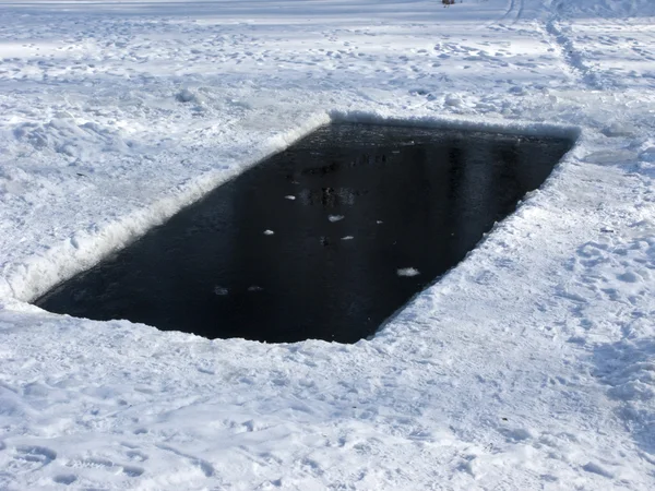 Ijsgat in bevroren meer — Stockfoto