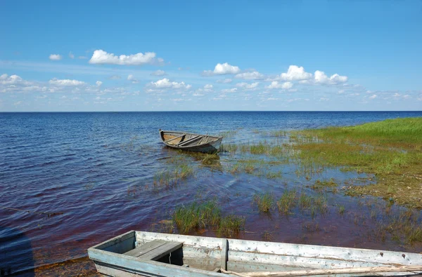 Barcos en la orilla del lago — Foto de Stock