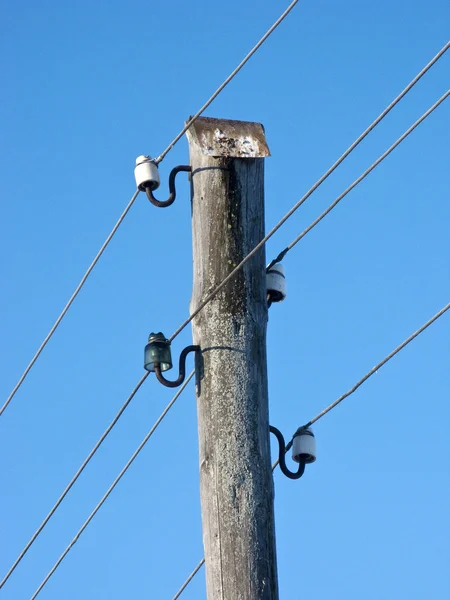 Oude houten elektrische pijler — Stockfoto