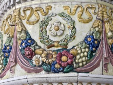 Floral ornament on column