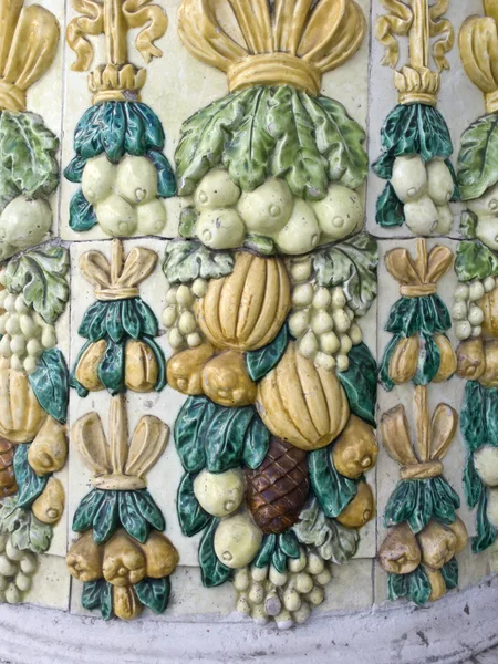 Adorno floral con frutas — Foto de Stock