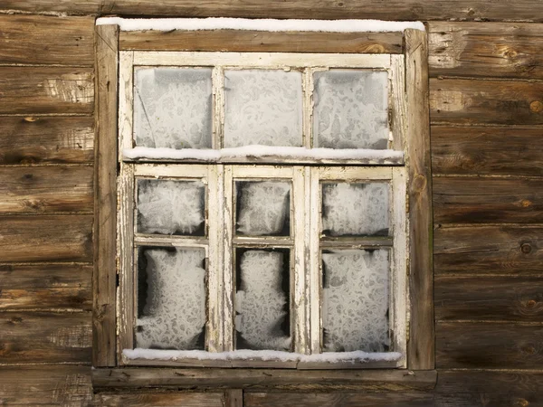 Окно заброшенного загородного дома — стоковое фото