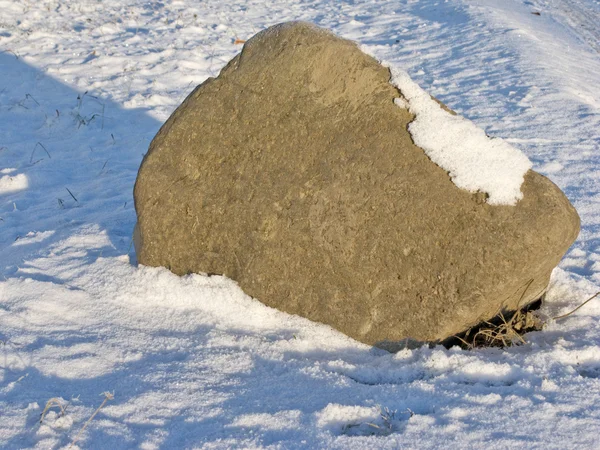 Коричневий камінь зі снігом — стокове фото
