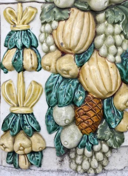 Базовый рельеф с фруктами и овощами — стоковое фото