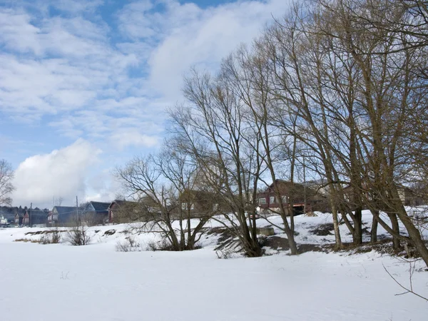 Klein dorpje in de buurt van bevroren meer — Stockfoto