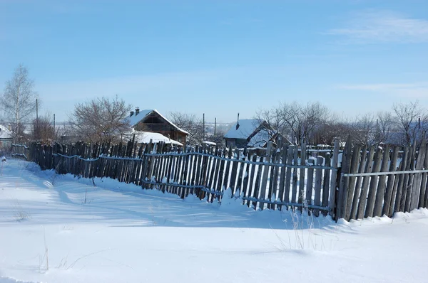 Houten hek in winter-dorp — Stockfoto