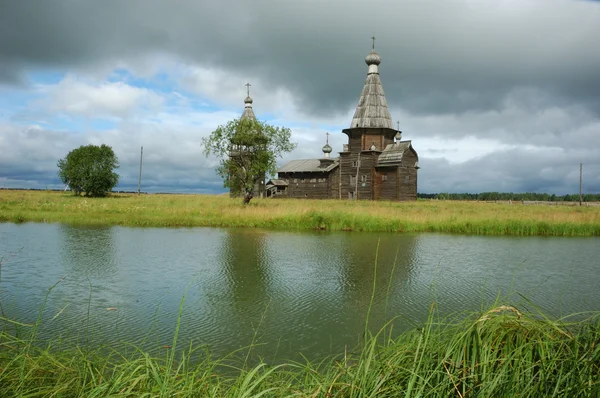 Middeleeuwse land houten kerk — Stockfoto