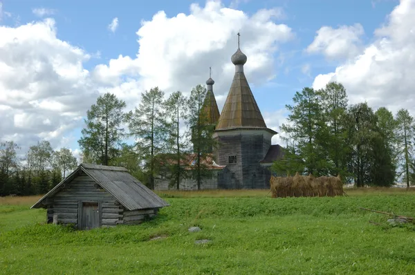 Oude houten Russische land kerk — Stockfoto