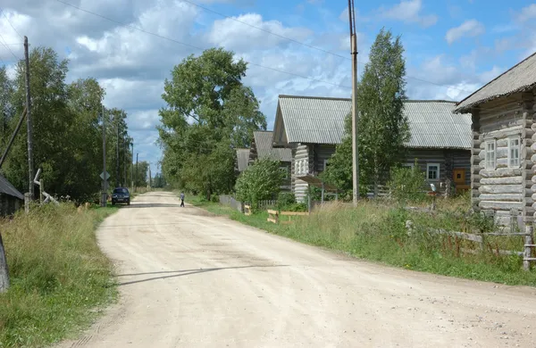 Silnice v severní ruské vesnice — Stock fotografie