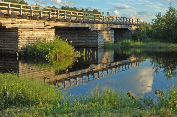 Stary drewniany most na zachodzie słońca — Zdjęcie stockowe