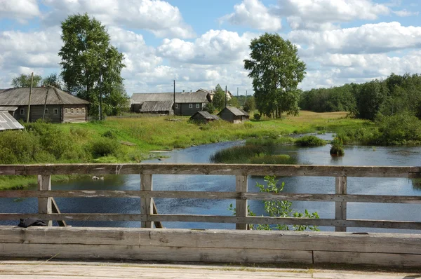 Noordelijke Russische dorp aan de rivier — Stockfoto