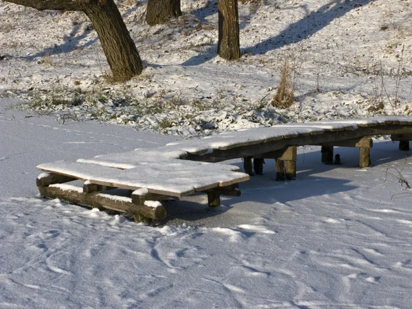 Pie de tabla de madera bajo la nieve —  Fotos de Stock