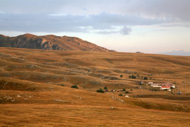 Dağlarda yol