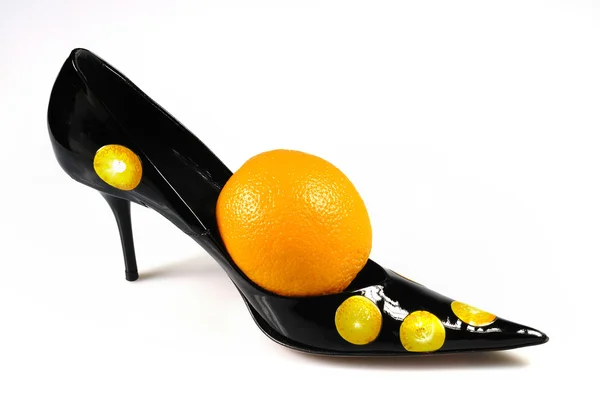 Sapato feminino com laranja isolado no branco — Fotografia de Stock