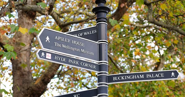 Signpost in London — Stock Photo, Image