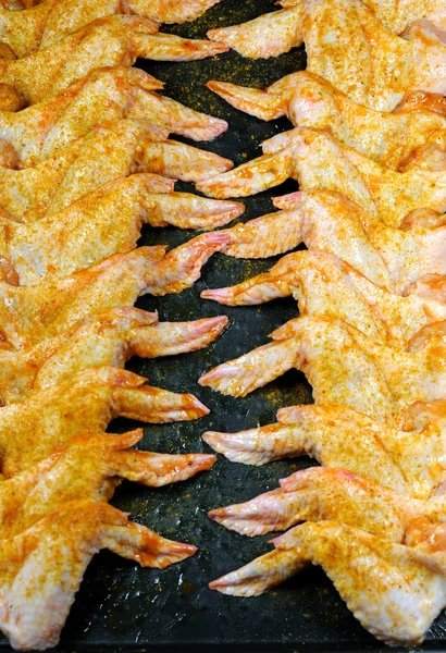 Куриные крылья на сковороде Стоковое Фото