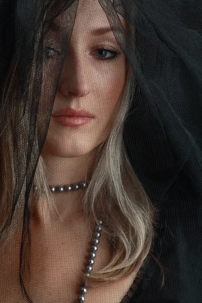 Muito bonito viúva em vestido preto e véu — Fotografia de Stock