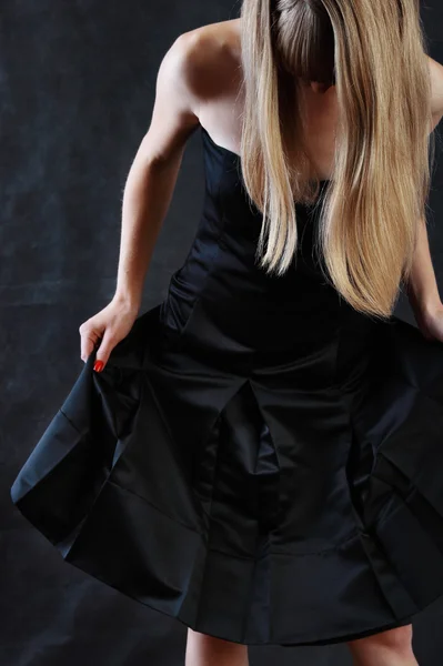 Una ragazza con un vestito nero — Foto Stock