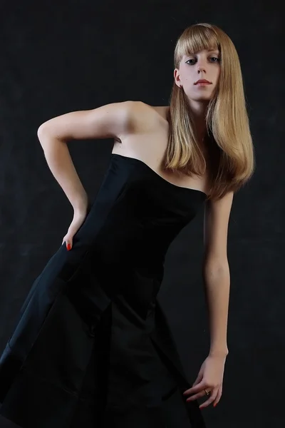 En tjej med svart klänning — Stockfoto