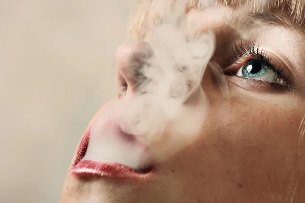 빨간 립스틱 입술으로 흡연 여성 — 스톡 사진