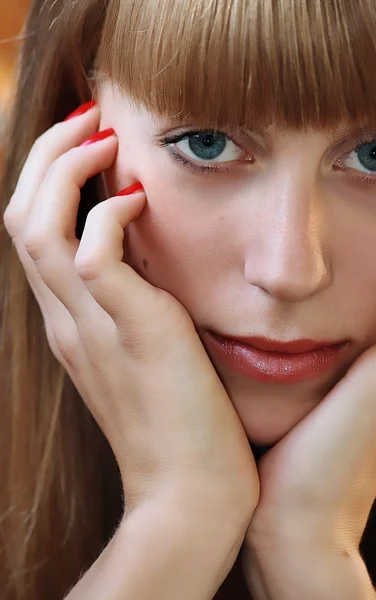 Donna con labbra rossetto rosso — Foto Stock