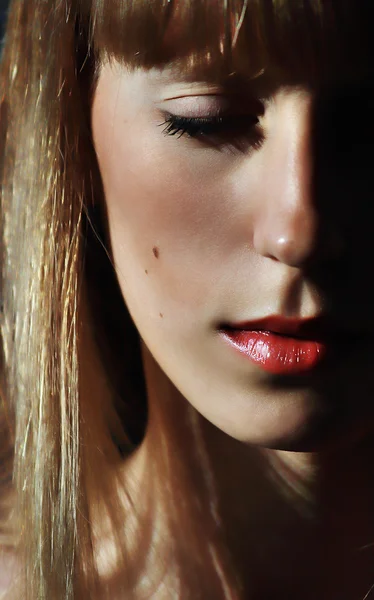 Mujeres con labios de lápiz labial rojo —  Fotos de Stock