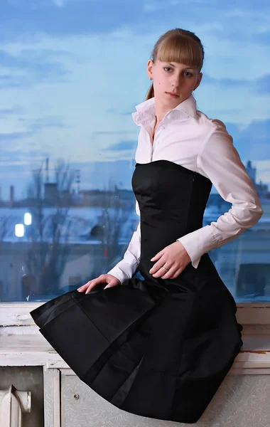Beautiful model in gala dress posing — Stock Photo, Image