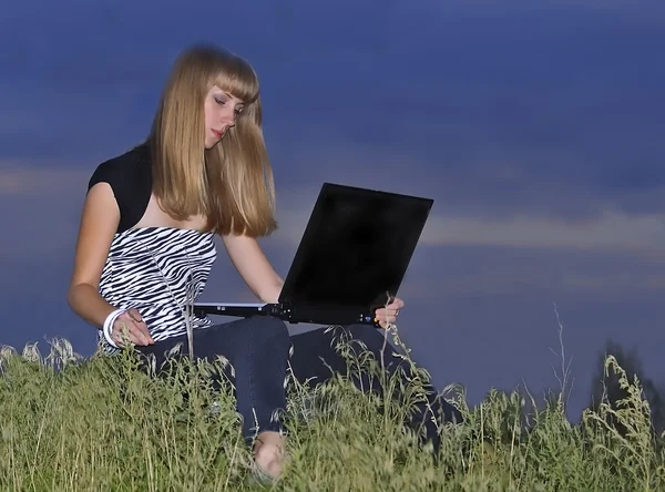 年轻女子与她的笔记本电脑 — 图库照片