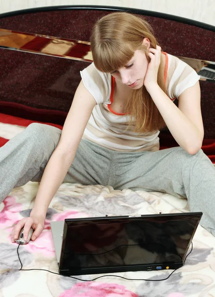 Žena procházení webu na posteli — Stock fotografie