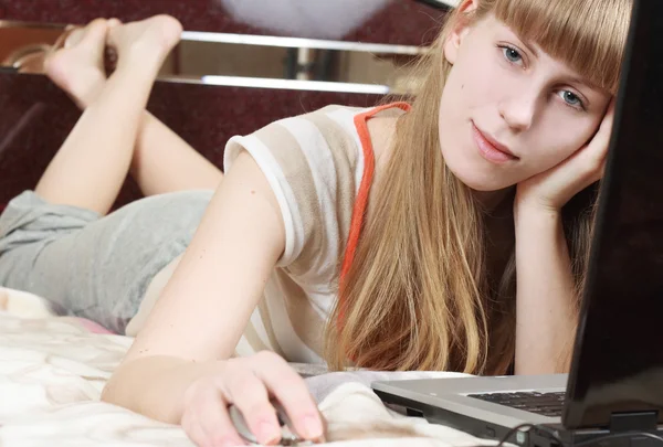 Feminino surfar na web em sua cama — Fotografia de Stock