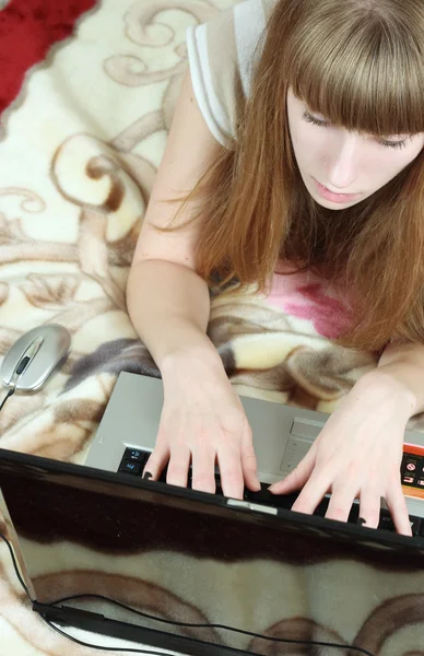 自宅でノートパソコンを使う女 — ストック写真