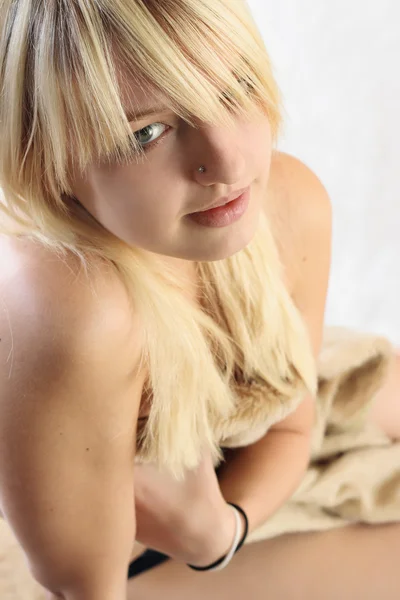 Портрет сонної блондинки — стокове фото