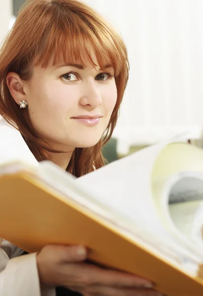 Women holding a file — Stock Photo, Image