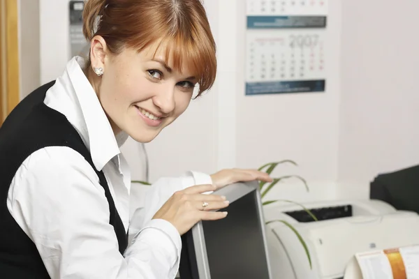 Woman in office smiling — Stock Photo, Image