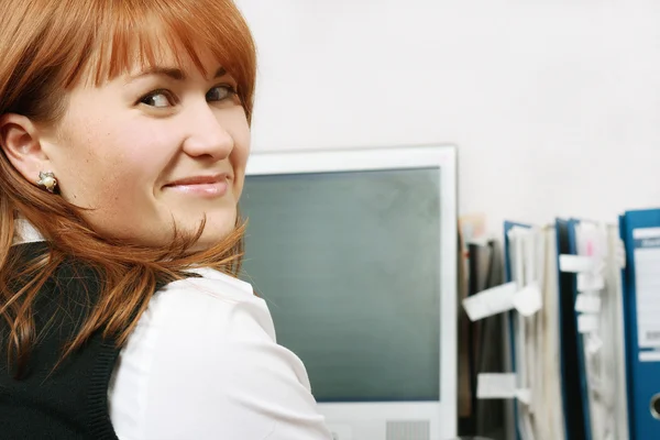 Mujer en la oficina sonriendo —  Fotos de Stock