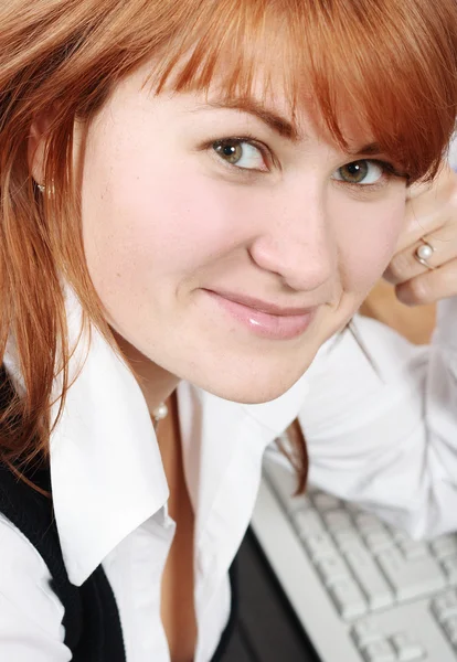 Vrouw op kantoor glimlachend Stockfoto