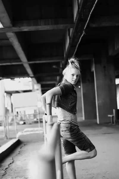 Bir kot pantolon giymiş genç bir kadın — Stok fotoğraf
