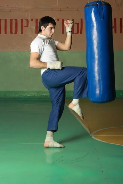 Kickboxer chutando o saco de areia — Fotografia de Stock