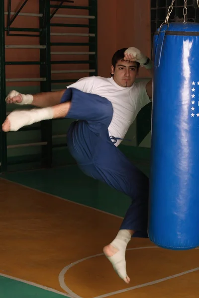 Kick-boxer, kopiąc sandbag — Zdjęcie stockowe