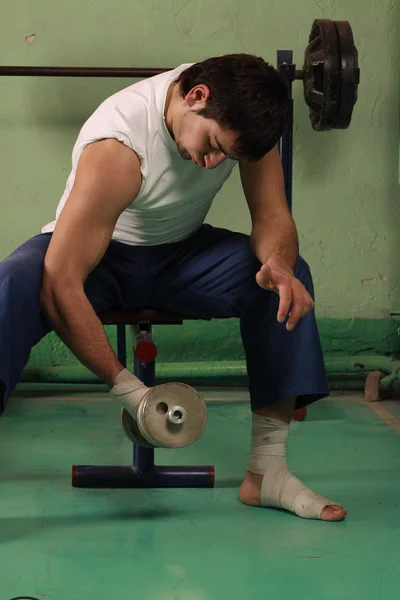 Молодий чоловік працює з вільними вагами — стокове фото