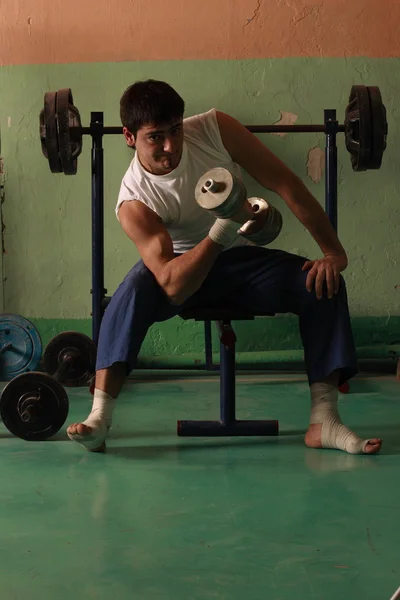 Junger Mann trainiert mit Freigewichten — Stockfoto