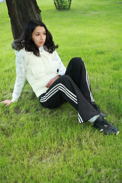 Menina bonita relaxante na grama — Fotografia de Stock
