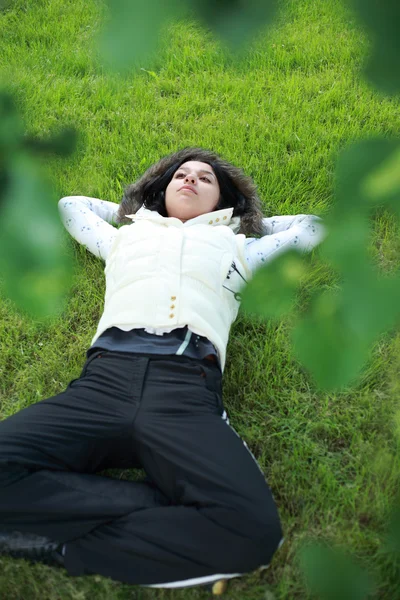Vakker jente som ligger ned fra gresset – stockfoto